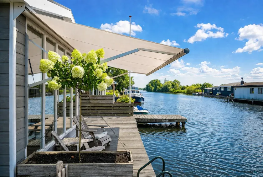 Lakeside Cottage with Boat near Amsterdam - Image 1