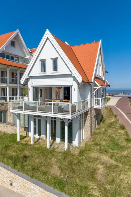 Vackert familjestrandhus på sanddynerna med pool - Image 1