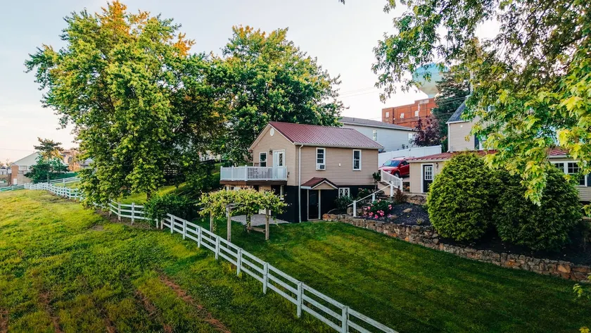 Golden Valley Cottage-Amish Country Views+Walkable - Image 1