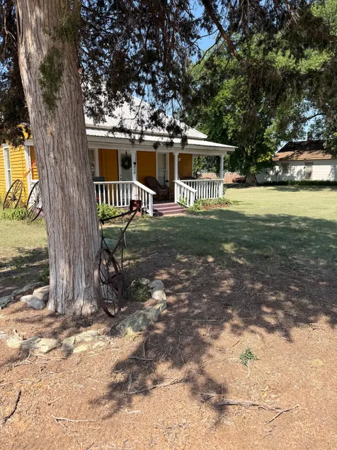 Cozy Farmhouse Cottage - Image 1