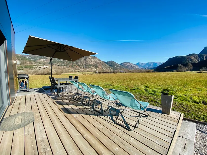 Lovely place between lake and mountain. - Image 1