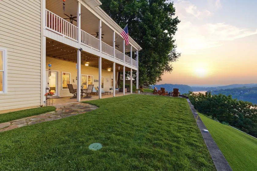Hilltop Haven -Lakefront Private Walkout Apartment - Image 1
