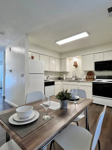 Great Value Townhome: Walkable & Near UofA - Image 1