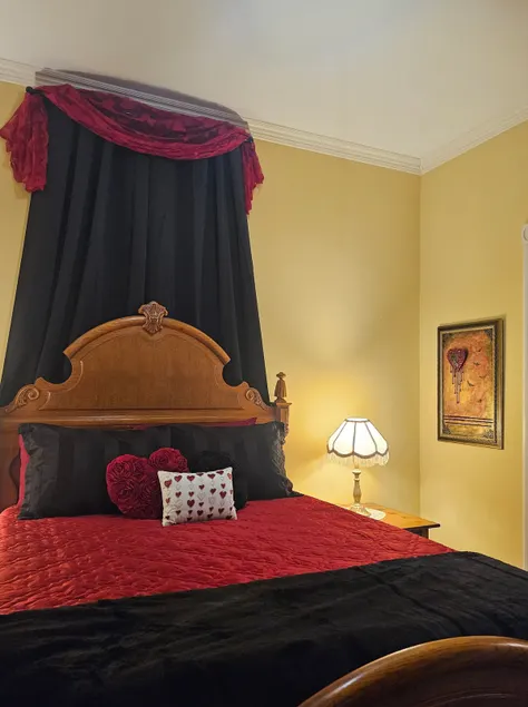 The Red Queen's Suite off Bentonville Square - Image 1