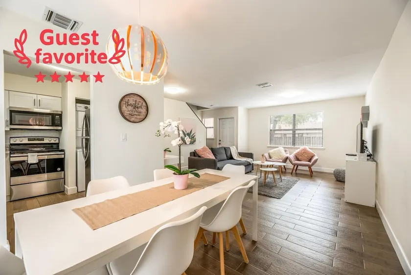 Exquisite Pineapple Townhouse Steps from Sawgrass - Image 1