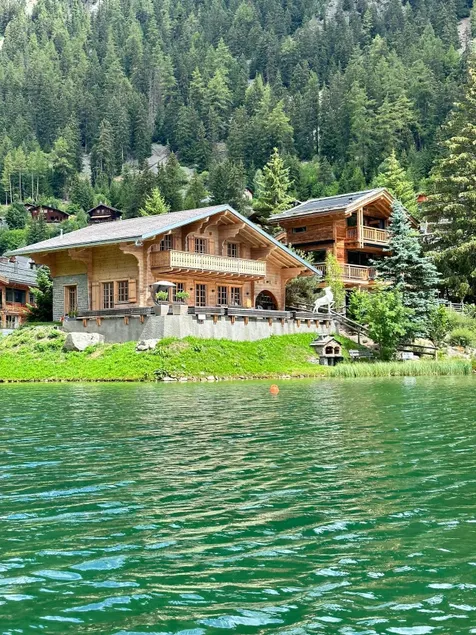 Lakeside chalet with breathtaking views - Image 1