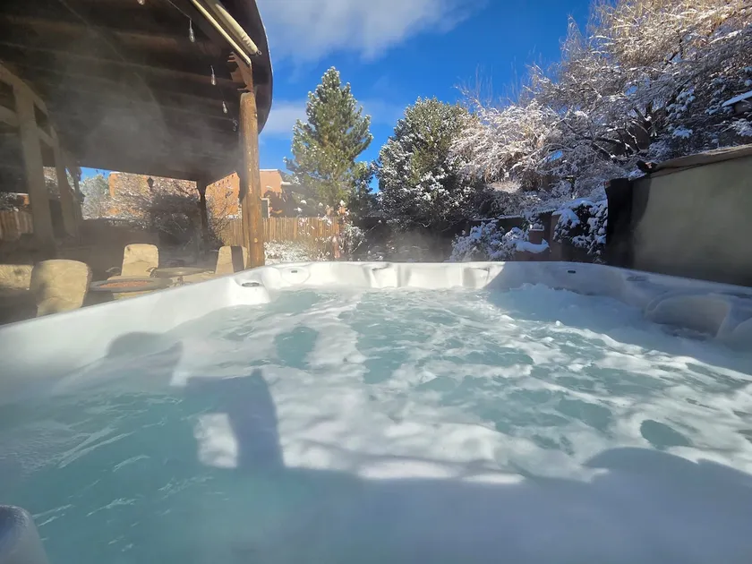 Desert Rose A Santa Fe Style 4BR W/Hot tub & Pets - Image 1