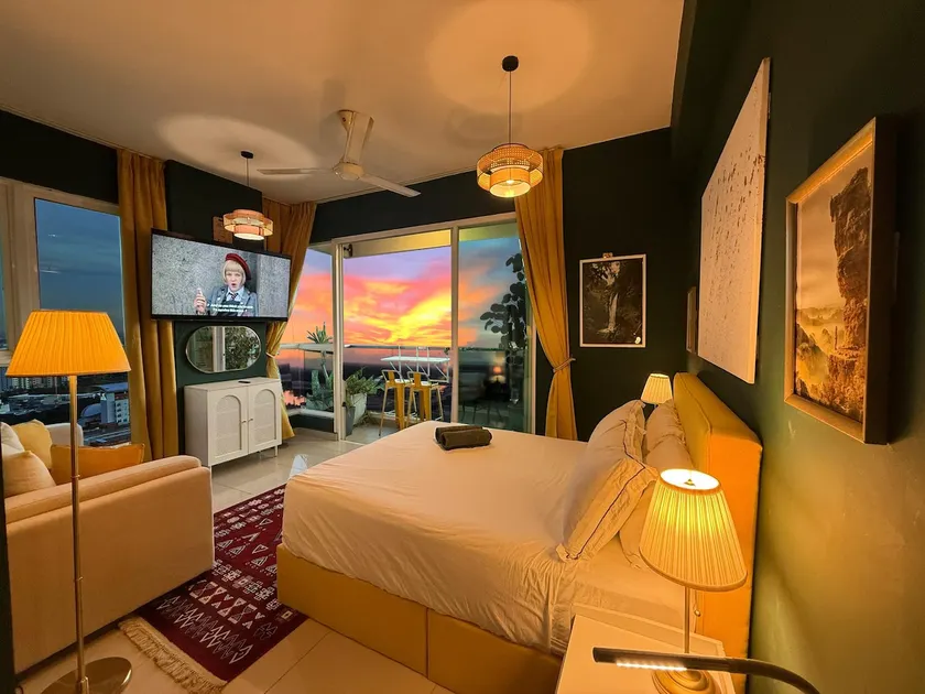 Sunset/Netflix/600mbps/Privacy/near Airport - Image 1