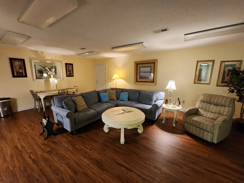 LA Getaway 203 -Downtown Whiteville - Image 1