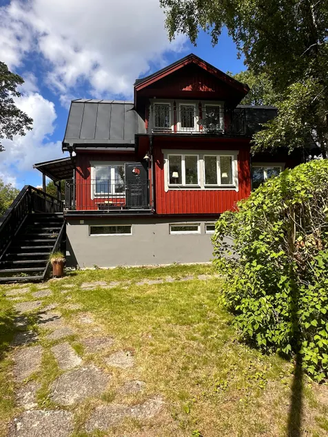 Woodland house close to the sea - Image 1