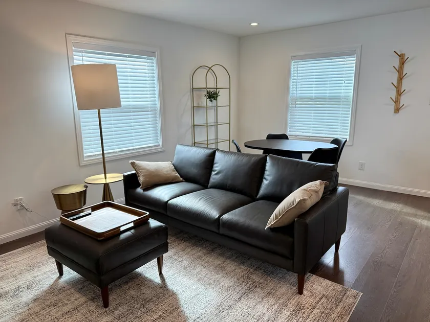 2bd House•98” TV•King Bed•Parking•AC•Near Biotechs - Image 1