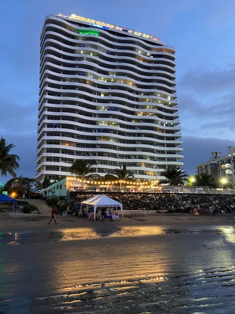 Beautiful Fontainebleau Building, Facing the Sea ***** - Image 1