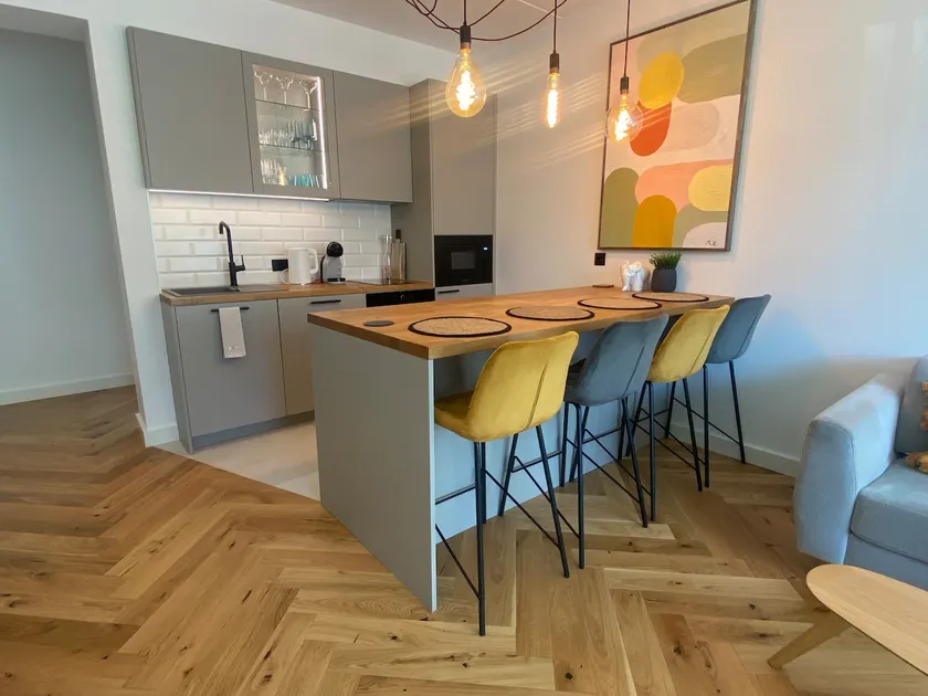 Modern 2-bedroom Apartment+Balcony & Free Parking - Image 1