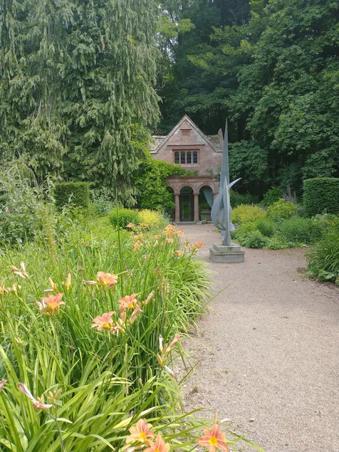 Quirky, romantic cottage with garden in Wye Valley - Image 1