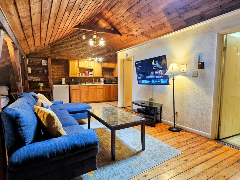 Historic Loft Suite @ Downtown Albany - Image 1