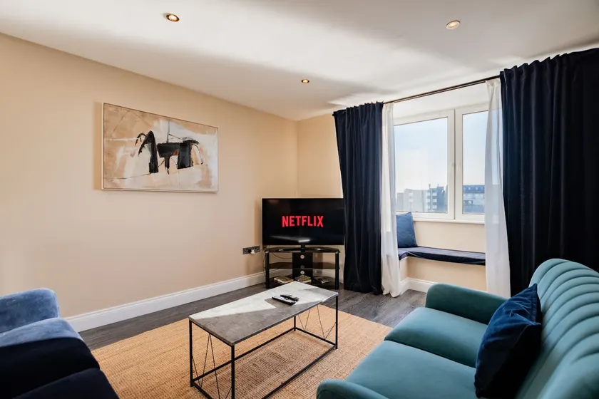 Stylish Harbour View Apartment in a Private Building - Image 1