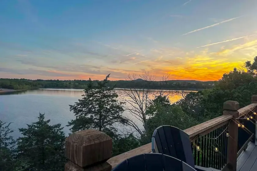 NY! Lavish Home w / Decks-skridt til Table Rock Lake - Image 1