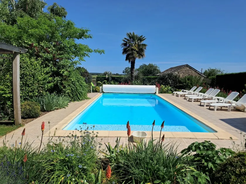 Spacious gîte with heated pool and games room - Image 1