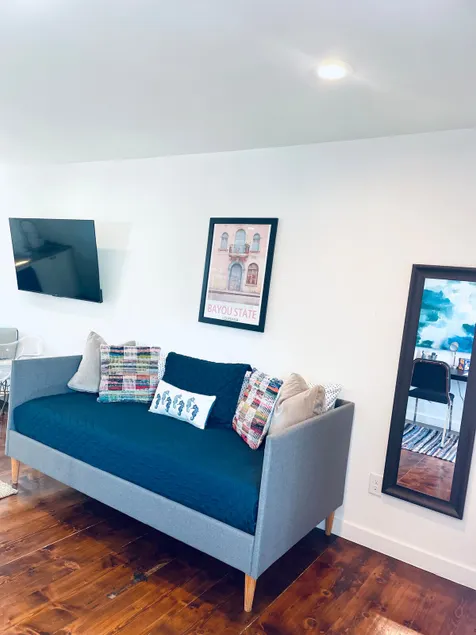 ‘Blue Bayou’ Roomy Studio 12 best Midtown/Montrose - Image 1