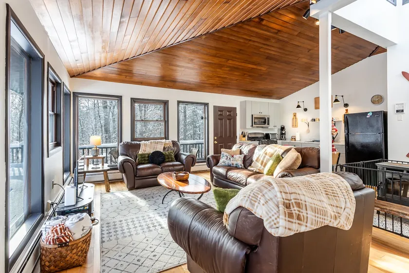 Rustic Chic Mtn Retreat, Mins to Pico & Killington - Image 1