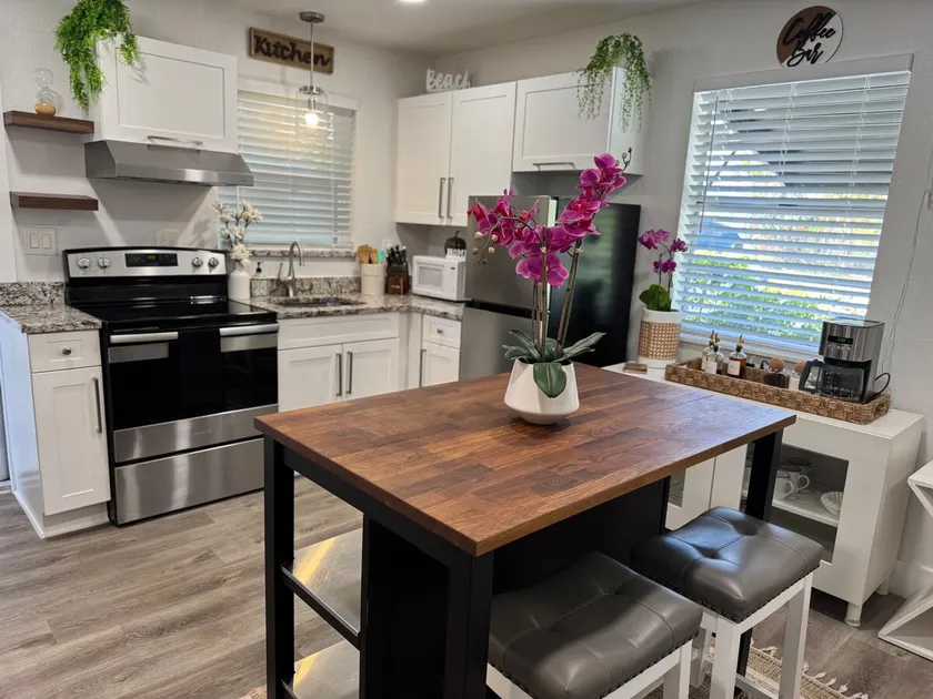 Lantana Beach Bungalow - Image 1