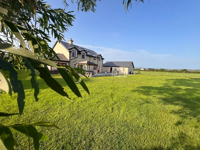 Spacious 5BR Home for Large Groups Near Killarney - Image 1