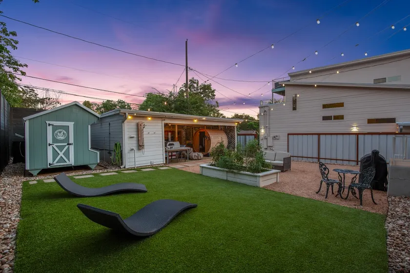 Eastside Sauna Bungalow Retreat- Close to DT - Image 1