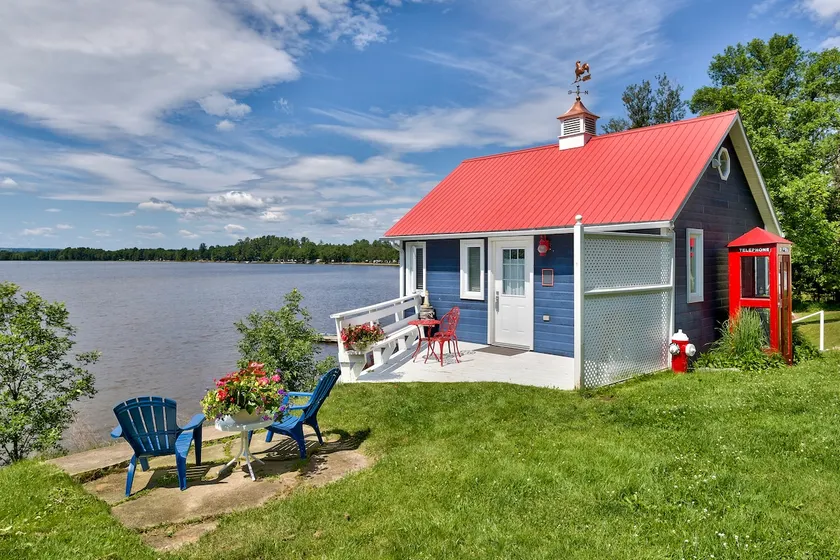 Lakefront Boathouse | Algonquin Pass & Kayaks, SUP - Image 1