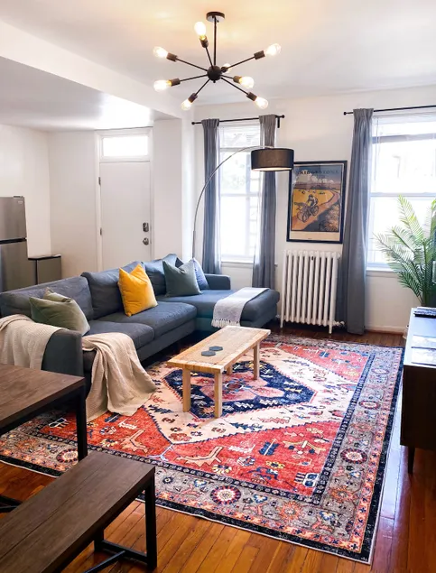 Large Apartment NEAR Downtown in Historic District - Image 1