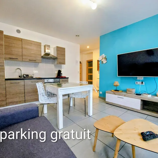 Ground floor, 42 m², 200 m to the TGV station, 400 m to the train station, town center, free parking - Image 1