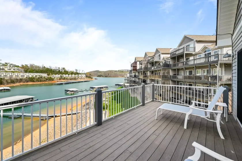 112#4 Condo: Modern, Lakefront, Spacious - Image 1