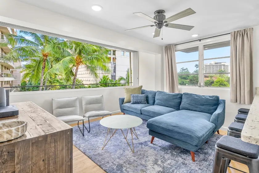 Waikīkī Beach Loft Near Restaurants - Image 1