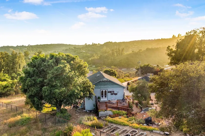 Private Countryside Guesthouse w/ Garden & Views - Image 1
