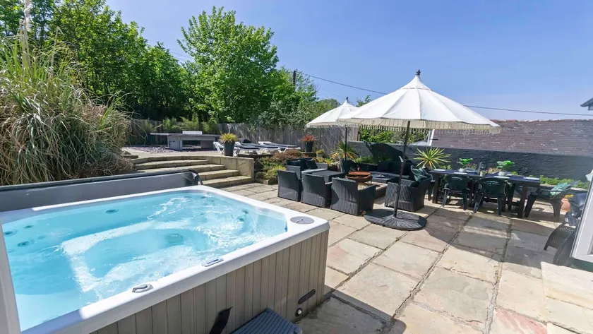 Shippenrill Sleeps 14Hot Tub PingPong Fire Pit - Image 1