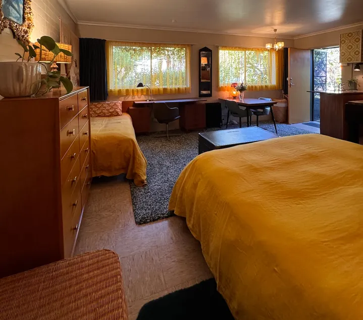Retro bungalow in garden oasis - Image 1