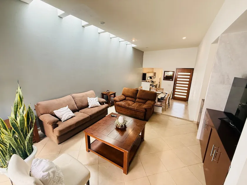 Executive House Cozy Impeccable Excellent Location - Image 1