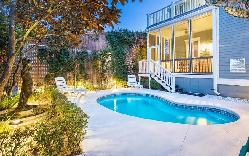 Bleiben Sie bei Lucky Savannah: 1890 Victorian Downtown Home mit beheiztem Pool - Image 1