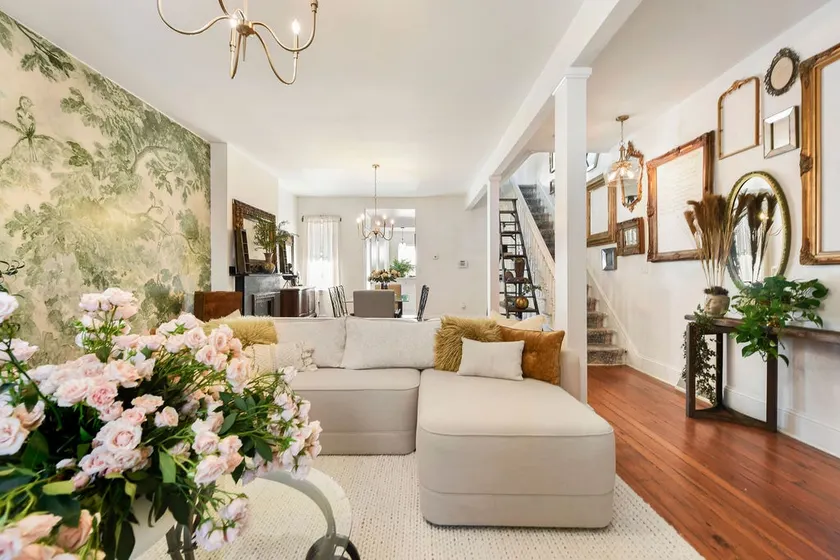 Stylish Historic Rowhouse for 10 + Parking - Image 1