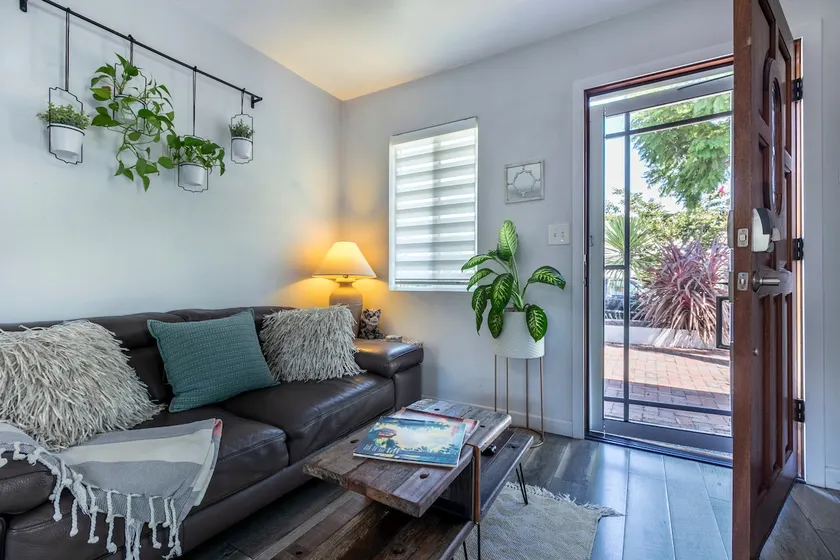 Petite Retreat, Steps from Burgers, Brews & More - Image 1