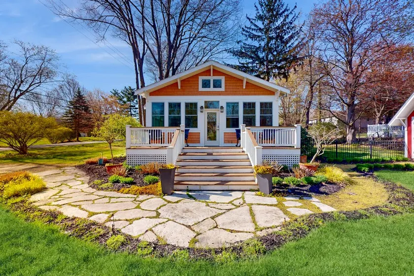 Pet-Friendly Cottage: Fenced Yard & Cozy Porch - Image 1