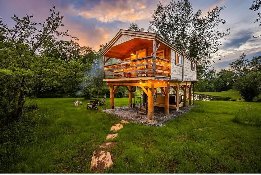 Lovers Honey Pond Treehouse with hot tub & sauna - Image 1