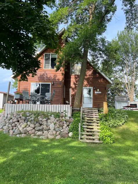 Charming Lakefront Cabin with Dockside Swimming - Image 1