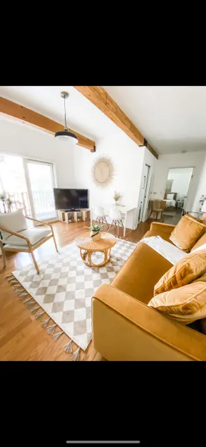 This Charming Space, Airy Abode with Stunning Mountain Views - Image 1