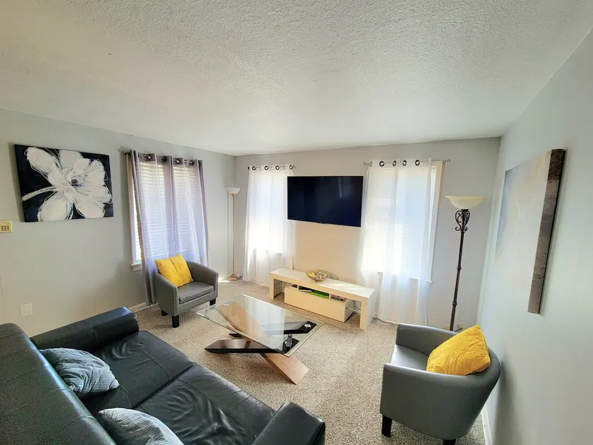 Comfortable 2 BR unit blocks from light Rail stat 15min from downtown/airport  - Image 1