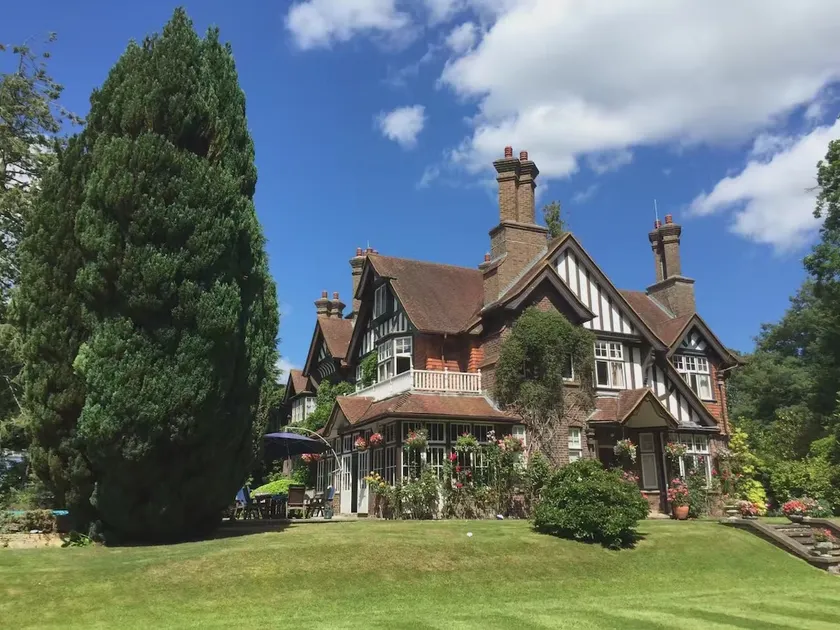 Manor House wing with easy access to London - Image 1
