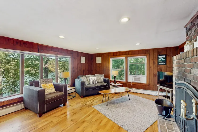 2BR lakefront home with seasonal dock & deck - Image 1