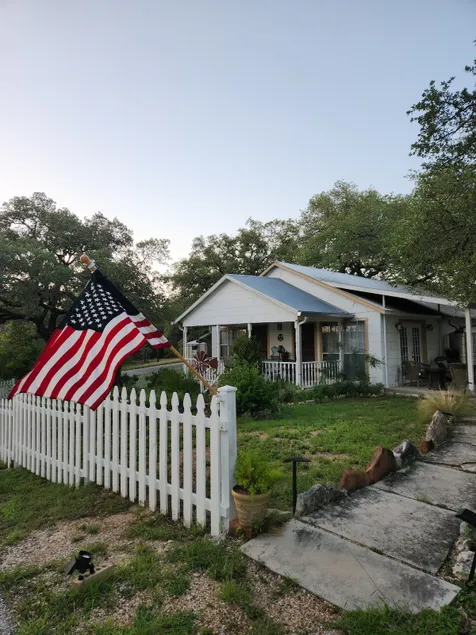 The Crumley House in the Texas Hill Country - Image 1