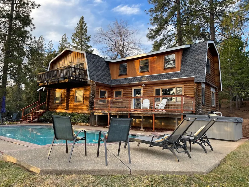 POOL & HOT TUB! Log Cabin near Yosemite! - Image 1