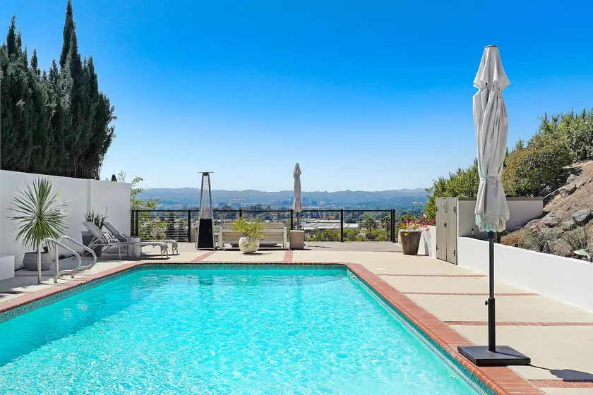 LA, Top of the Hills, Views, Pool, Private Suite - Image 1