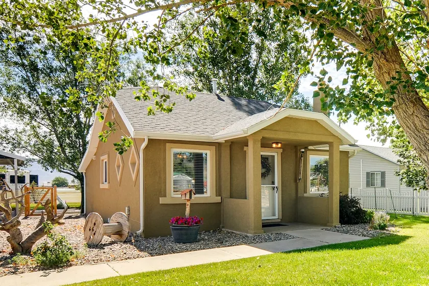 Cozy Farmhouse-Style Cottage by Mighty 5 Ntl Parks - Image 1